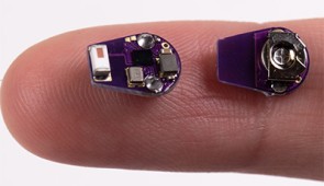 Front (left) and back (right) of the miniaturized implantable temperature sensor on the finger.