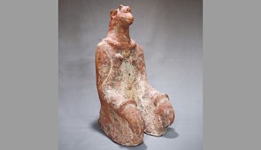 Kneeling Figure, Natamatao, Mopti region Mali, Terracotta, 12th to 14th century, 46 cm x 22.3 cm x 21.5 cm, Musée national du Mali, Photograph by Seydou Camara,90-25-10