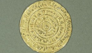 Dinar of al-Mustans ̇ir Billaˉh (r. 1036–1094 ce), issued AH 461, struck at Mis ̇r (Cairo). Gold, diameter 22 mm. Bank al-Maghrib, Rabat, Morocco, 521508. Photograph by Fouad Mahdaoui 