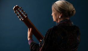 Raphaella Smits (Segovia Classical Guitar Series: Oct. 21, 2023) plays worldwide on eight-string guitars and historical instruments, and her performances have met with enthusiastic audiences and press. Photo courtesy of the artist.