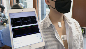 App on a tablet shows the electrocardiogram reported from the chest-mounted device.