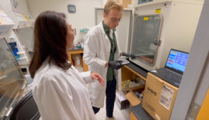 B-roll of Lattice and scientists in Julie Kim's research laboratory at Northwestern University Feinberg School of Medicine.  (Credit: Northwestern University)