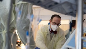 Dr. Brian Garibaldi examines a patient at Northwestern Medicine. 