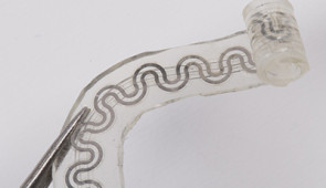 The device comprises two microfluidic channels. One channel holds the liquid coolant; the other holds the gas. When the liquid and gas mix together in a chamber, the liquid promptly evaporates at the specific location of the nerve to deliver precise cooling.