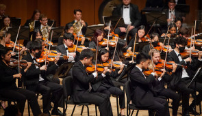 Alan Pierson conducts Northwestern University Symphony Orchestra in a program on April 21 that includes Anna Meredith’s “Nautilus,” a 2011 fanfare for electronics arranged for orchestra in 2021, Julia Wolfe’s “Fountain of Youth” and Luciano Berio’s Sinfonia. Photo by Nick Francis.