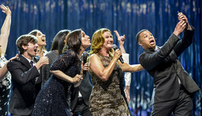 Student performers take selfie with Stephanie D’Abruzzo (C93) and Ana Gasteyer (C89).