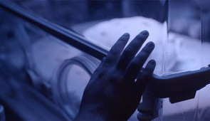 A parent sits next to their premature baby in the NICU. (Credit: Northwestern University)