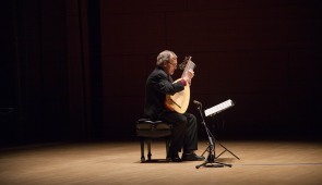 Nigel North (Segovia Classical Guitar Series: Feb. 10, 2024) is a self-taught lutenist who has developed a unique career as a teacher, accompanist, soloist, director and writer. Photo by Cindy Luan.