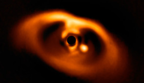 The natal disk of PDS 70 with new planet PDS 70b (bright spot on the right). By studying this system, researchers uncovered a mismatched composition of gases in the planet’s atmosphere compared to gases within the disk. Image by ESO/A. Müller et al.