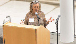 Corresponding study author Dr. Sandra Weintraub speaks at a SuperAger event celebrating 25 years of the program. (Credit: Teresa Crawford)