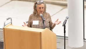 Corresponding study author Dr. Sandra Weintraub speaks at a SuperAger event celebrating 25 years of the program. (Credit: Teresa Crawford)