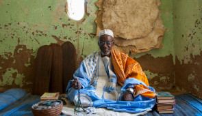 Hamdia Traoré, "Almami Ténintao, marabout et maître coranique. Djenné-Sankoreï." (Amadou Ténintao, Marabout and Qur’anic Teacher. Djenné-Sankoreï). April 2018, from the series "Des marabouts de Djenné (The Marabouts of Djenné)." Pigment print; printed 2023. Block Museum of Art. Image copyright of the artist.