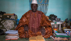 Hamdia Traoré, "Badji Peinto, marabout et maître coranique. Djenné-Youboucaïna." (Badji Peinto, Marabout and Qur’anic Teacher. Djenné-Youboucaïna). December 2017, from the series "Des marabouts de Djenné (The Marabouts of Djenné)." Pigment print; printed 2023. Block Museum of Art. Image copyright of the artist.
