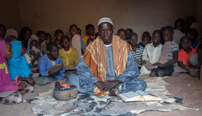 Hamdia Traoré, "Baber Toumagnon, marabout et maître coranique. Djenné-Youboucaïna." (Baber Toumagnon, Marabout and Qur’anic Teacher. Djenné-Youboucaïna). April 2018, from the series "Des marabouts de Djenné (The Marabouts of Djenné)." Pigment print; printed 2023. Block Museum of Art. Image copyright of the artist.