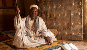 Hamdia Traoré, "Yelpha Djiété, marabout et maître coranique. Il est imam de la Grande Mosquée. Djenné-Konofia." (Yelpha Djiété, Marabout and Qur’anic Teacher. He is Imam of the Great Mosque. Djenné-Konofia). September 2018, from the series "Des marabouts de Djenné (The Marabouts of Djenné)." Pigment print; printed 2023. Block Museum of Art. Image copyright of the artist.