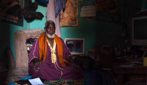 Hamdia Traoré, "Gaoussou Naciré, marabout et maître coranique. Djenné-Djoboro." (Gaoussou Naciré, Marabout and Qur’anic Teacher. Djenné-Djoboro). April 2018, from the series "Des marabouts de Djenné (The Marabouts of Djenné)." Pigment print; printed 2023. Block Museum of Art. Image copyright of the artist.