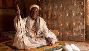 Hamdia Traoré (Malian, born 1992), Yelpha Djiété, Marabout et Maître Coranique. Il est Imam de la Grande Mosquée de Djenné-Konofia (Yelpha Djiété, Marabout and Qur’anic Teacher. He is Imam of the Great Mosque of Jenne-Konofia), from the series Des Marabouts de Djenné (Marabouts of Jenne), September 2018, printed 2023, Inkjet print, pigment-based. Mary and Leigh Block Museum of Art, Northwestern University, Irwin and Andra S. Press Collection Endowment Fund purchase. 2022.17.20. Image courtesy of the artist.