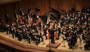 Faculty clarinetist Steven Cohen joins the Symphonic Wind Ensemble, conducted by Mallory Thompson, for Bolcom’s Concerto for Clarinet and Band April 22, 7:30 p.m. Photo by Abby Vakulskas. 