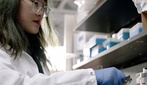 Mia Tran, an undergraduate researcher in Erica Hartmann's laboratory
