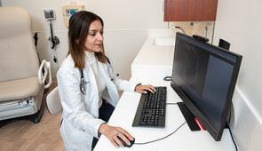 Senior study author Dr. Sadiya Khan reviewing a CT scan to evaluate risk of heart disease