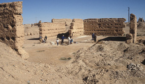 Excavations within the Sijilmasa mosque, with exposed walls from the “Filalian” period. Photograph by MAPS, 1996