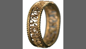Ring excavated at Sijilmasa, Morocco, 9th/10th century. Gold, diameter 1.9 cm. Fondation nationale des musées du Royaume du Maroc, Rabat, 2006-1. Photograph by Abdallah Fili and Hafsa El Hassani