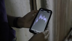 A smartphone receives data from the underground temperature sensors.