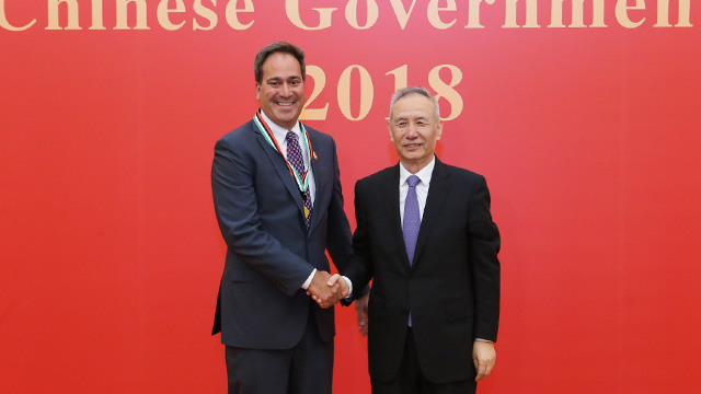 Chad Mirkin receives the Friendship Award from Chinese Vice Premier Liu He.