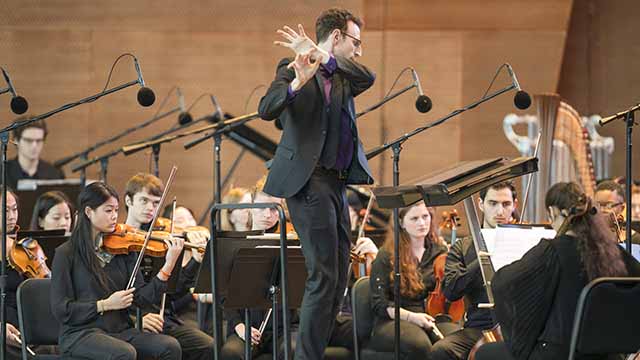 Alan Pierson conducts Bienen’s Contemporary Music Ensemble. Photo by Todd Rosenberg. Alan Pierson conducts Bienen’s Contemporary Music Ensemble. Photo by Todd Rosenberg.