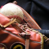 Baseball mit, bat and ball