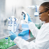 a picture showing a researcher in a lab