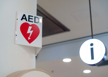 An AED sign 