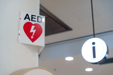 An AED sign 