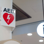 An AED sign 