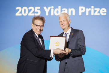Uri Wilensky receives a certificate at the 2025 Yidan Prize Ceremony