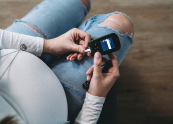a pregnant person checks their glucose levels 