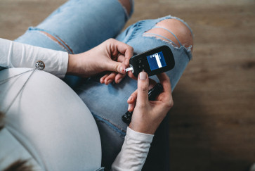 a pregnant person checks their glucose levels