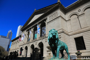 A stone lion outside the entrance to the Art Institute of Chicago